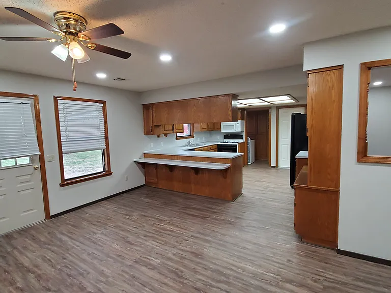 312 S Zion St — Photo 5