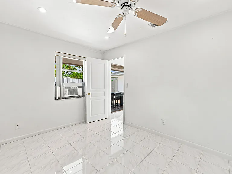 126 West Ct — Photo 31