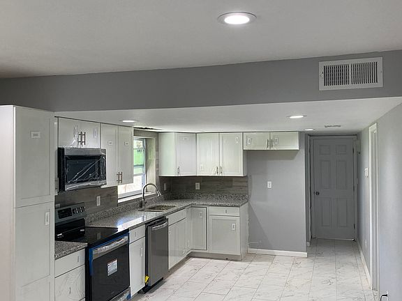 3rd image of 1019 Daytona Dr NE
