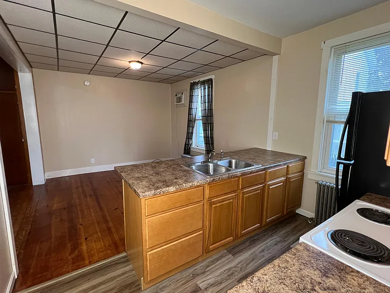 206 E Market St — Photo 2
