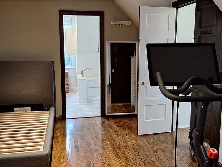 548 S Graham St — Photo 41