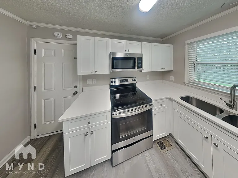 907 Briar Ct — Photo 10