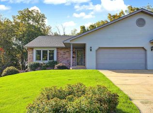 809 Shadow Bluff Dr, Galena, IL 61036