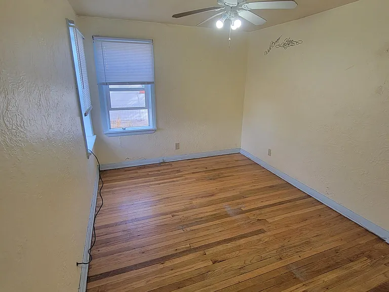 2406 E 10th St — Photo 14