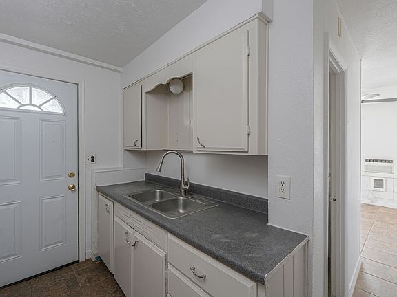 5th image of 211 E 9th St APT B
