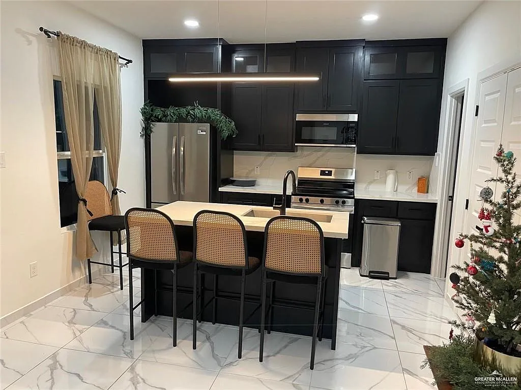 3 bed, 2.0 bath, 1068 sqft, $1,400 — Photo 4