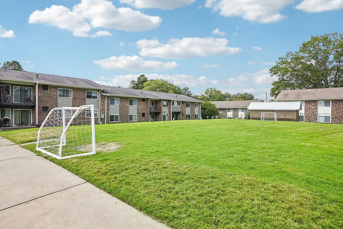 Building Photo - Holly Hill