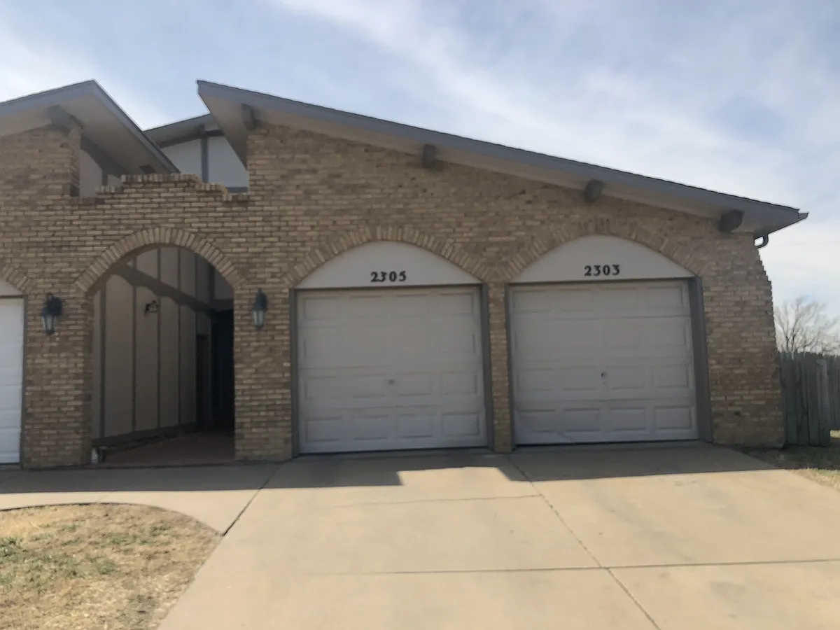 Building Photo - 2303 S White Oak Dr