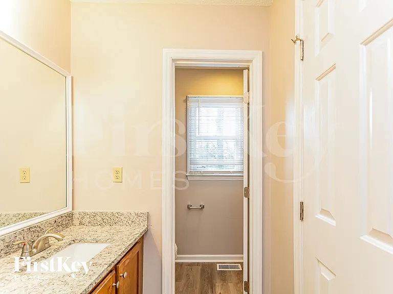 1311 Logan St — Photo 9