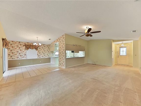 4th image of 413 Lake Daisy Dr