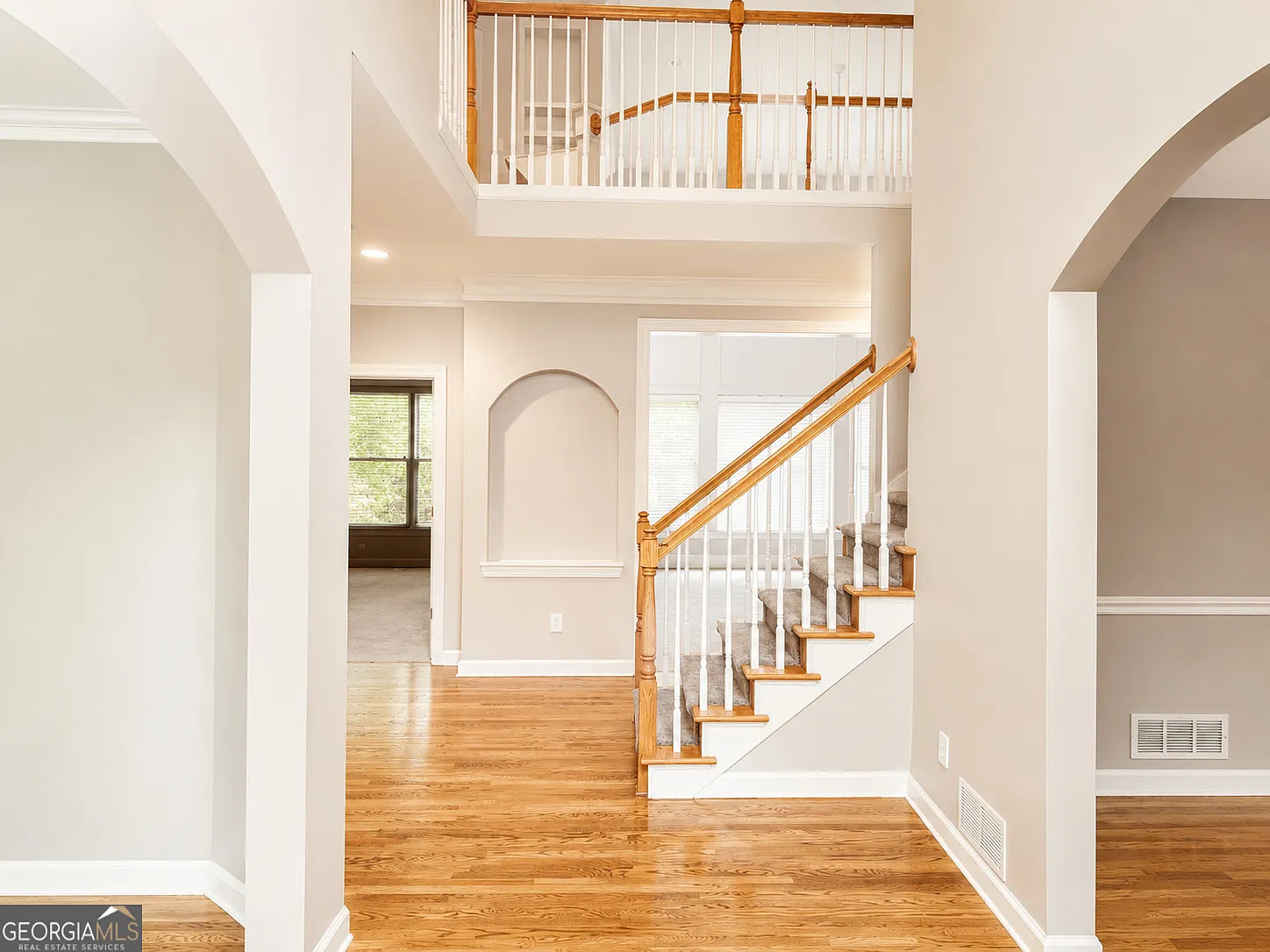5 bed, 4.5 bath, 4720 sqft, $4,200 — Photo 2
