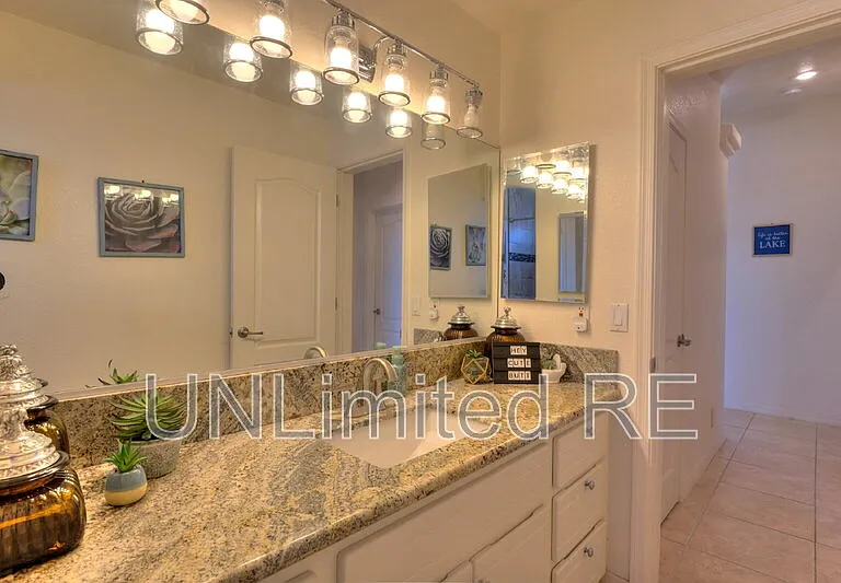 304 Acoma Blvd S — Photo 73