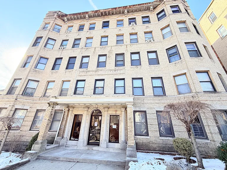 Strathmore Road Apartments — Photo 5