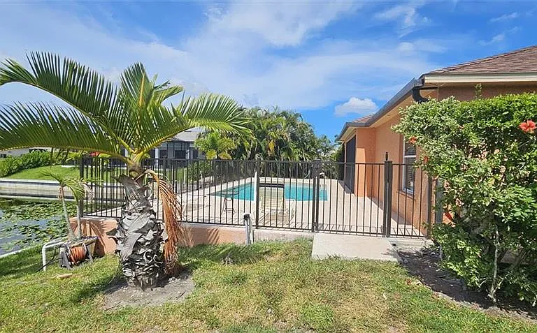 826 SW 32nd Ter — Photo 4
