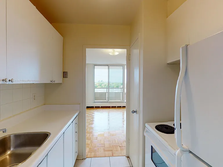 299 Roehampton Ave #828 — Photo 5