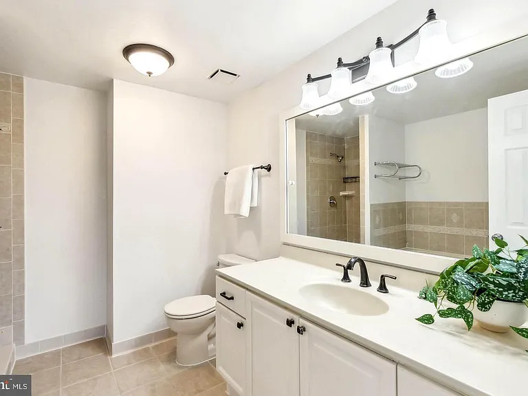 695 W Glebe Rd — Photo 25