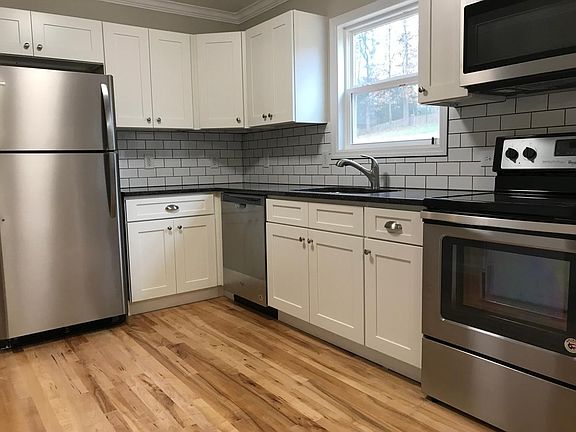 All new kitchen. Never cooked in.