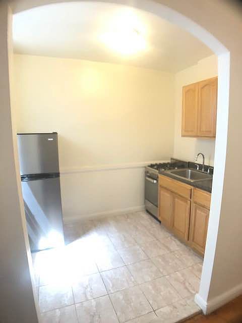 1st image of 870 E 28th St #3C