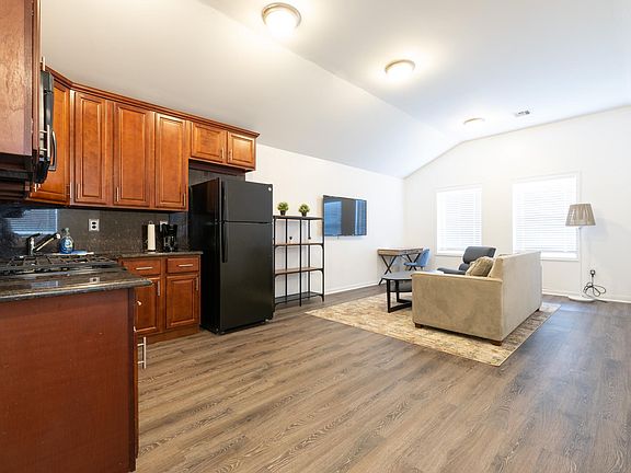 3rd image of 328 Randolph Ave #2