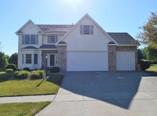 5122 Mayfield Dr, Bettendorf, IA 52722