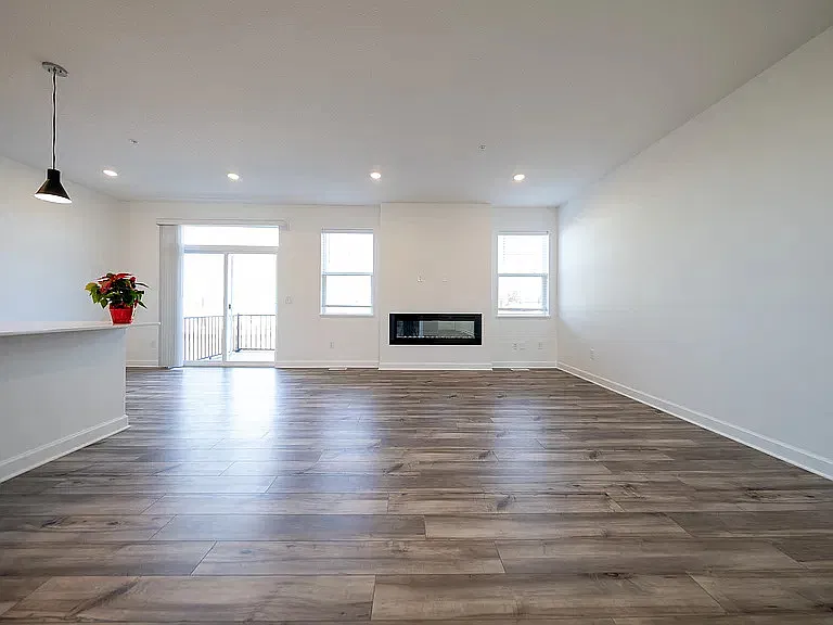 4 bed, 2397 sqft, $2,999 — Photo 2