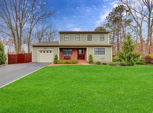 8 Nicole Ct, Bohemia, NY 11716