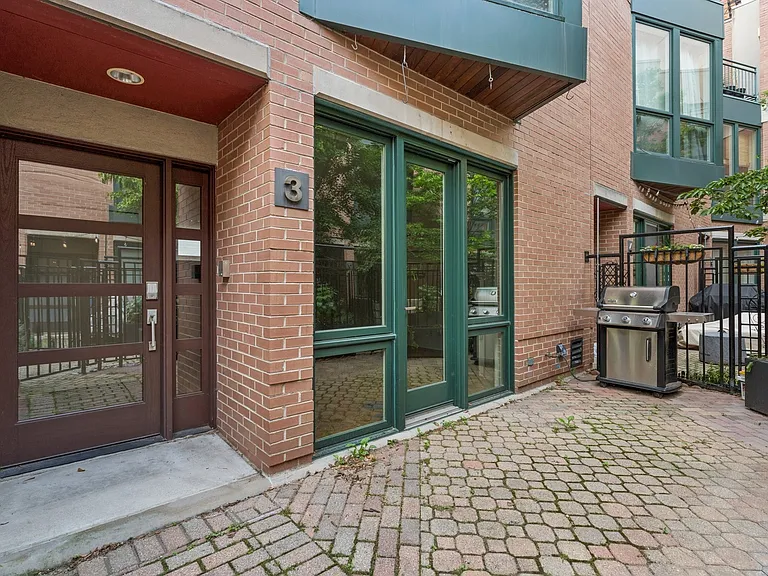 2910 N Commonwealth Ave #3 — Photo 2