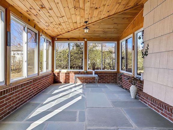3rd image of 20 Mountain View