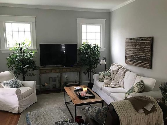 4th image of 2803 Montrose Ave