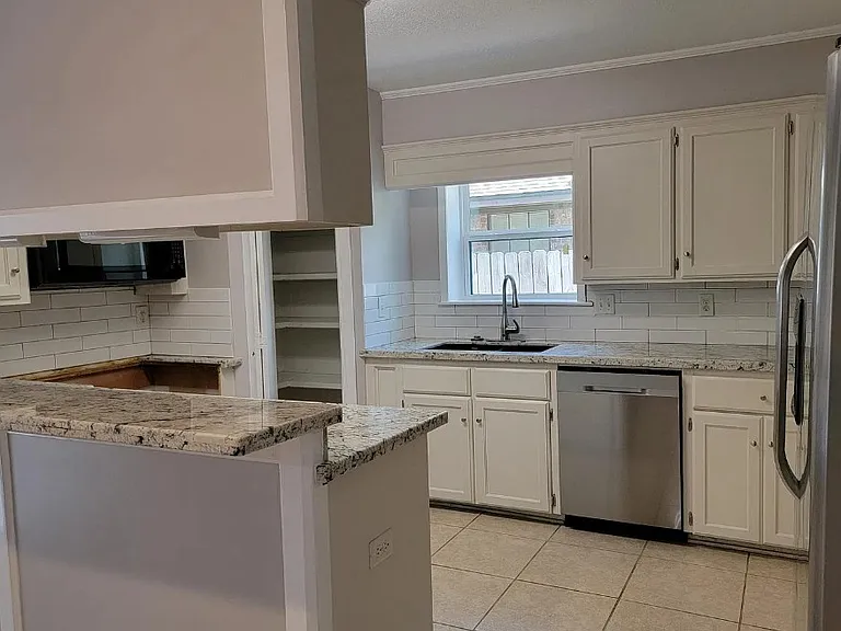1100 Hardwood Ln — Photo 2
