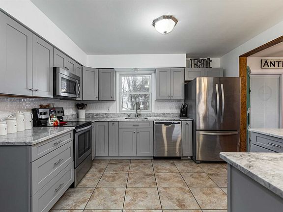 3rd image of 13 Gloria Dr