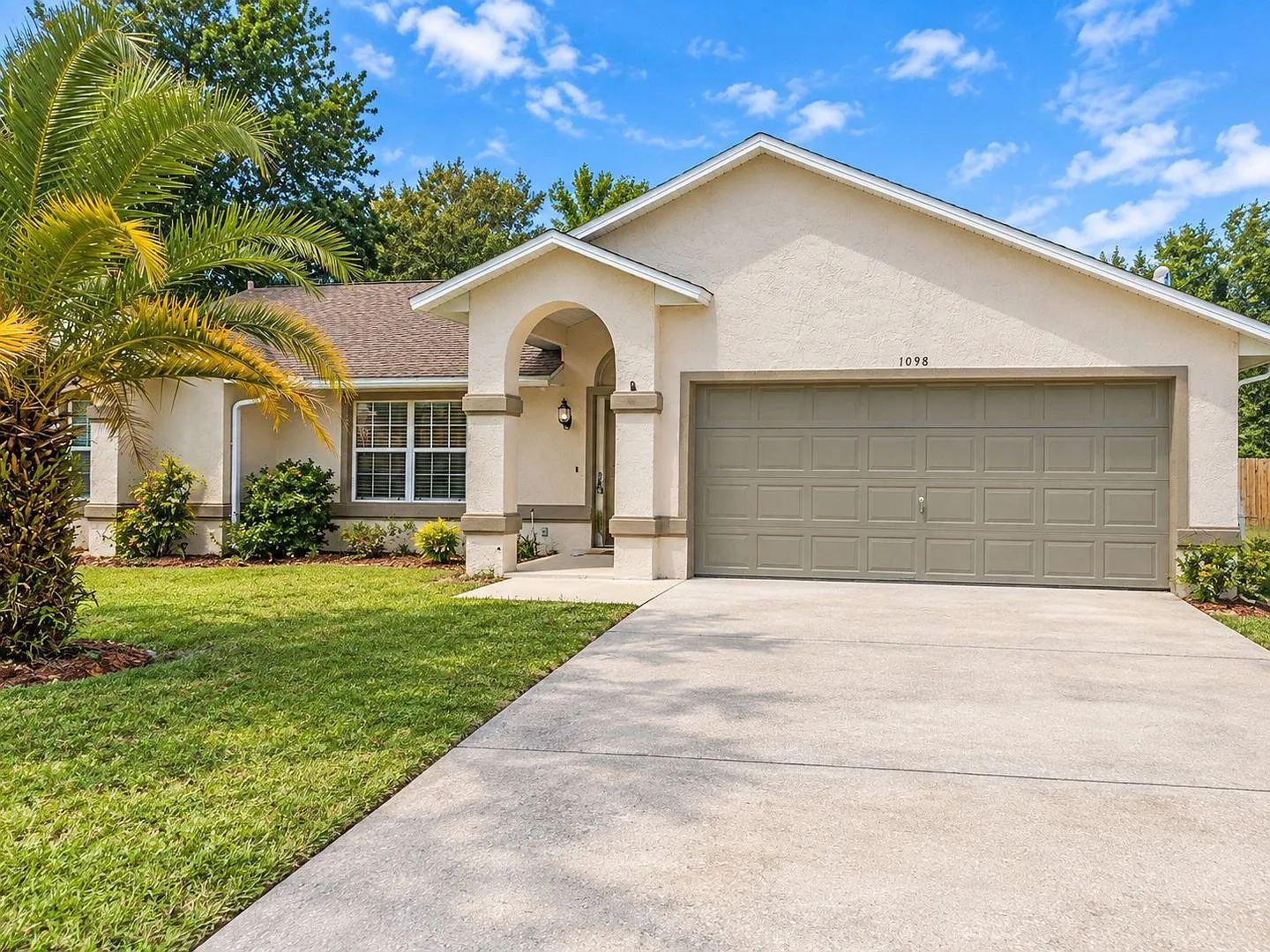 Spacious 3-Bedroom Deltona Home with Fenced Yard, Screened Patio & Extra Garage! — Photo 2
