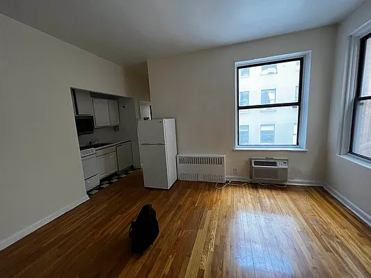 Rented by Salon Realty Corp | media 1