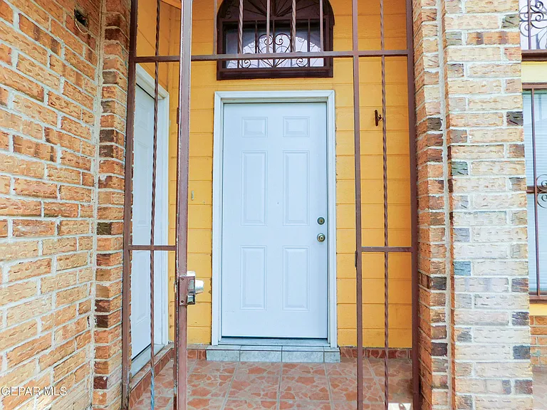 726 Medina St — Photo 4