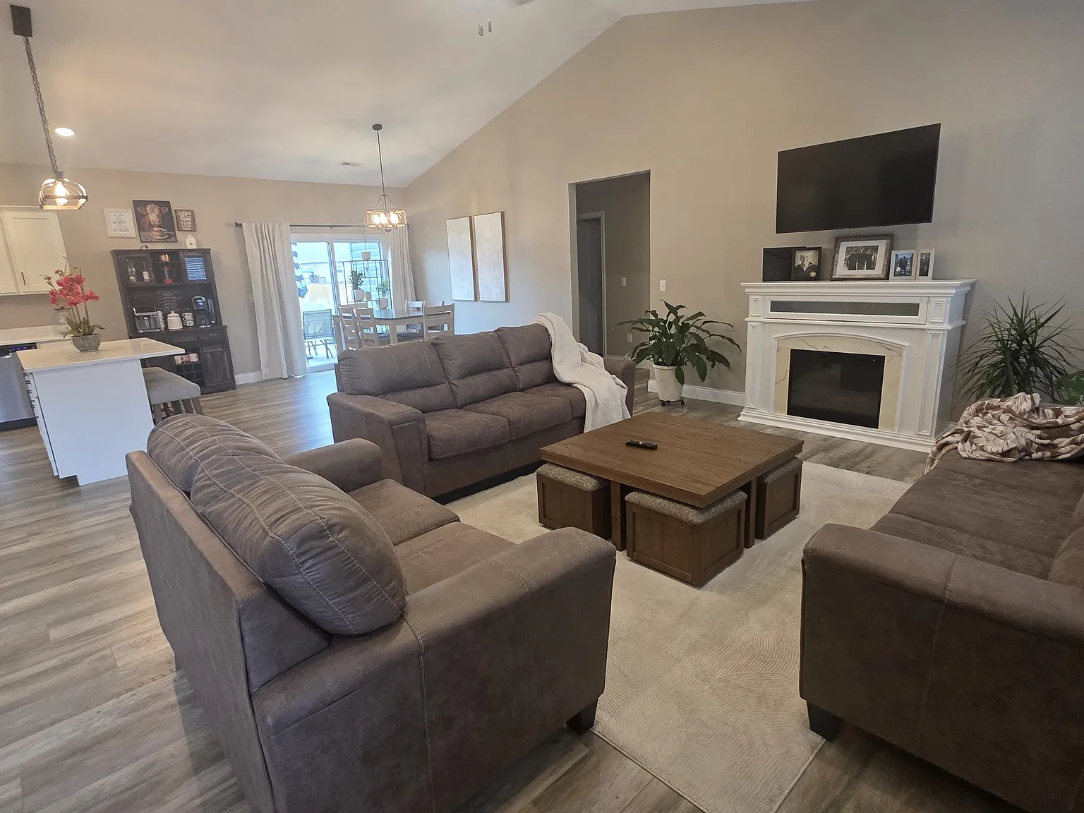 3 bed, 1650 sqft, $2,200 — Photo 3