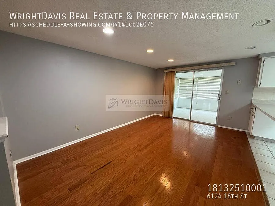 Charming 2/2 Home with Garage, Florida Room & Screened-In Porch — Photo 4