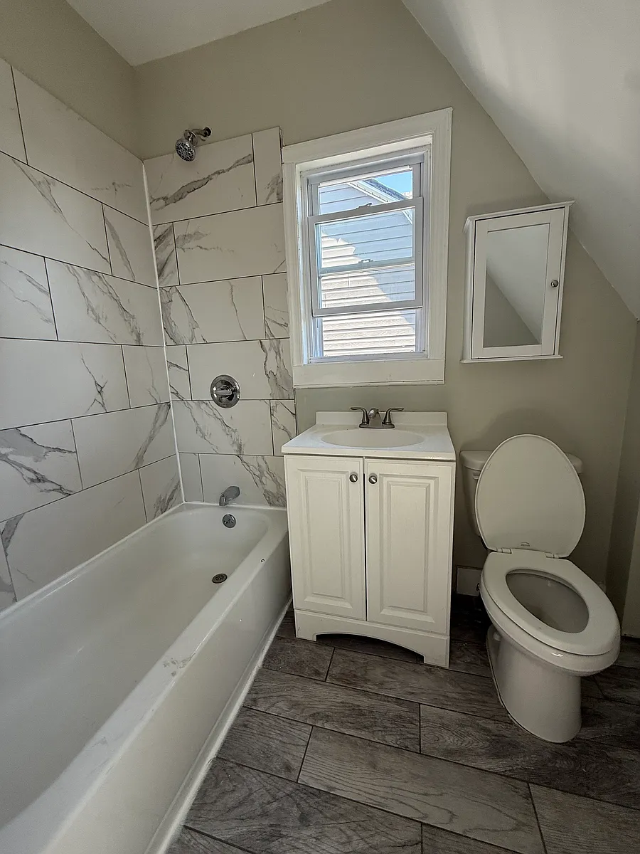 Building Photo - 35 Seymour Ave #3L