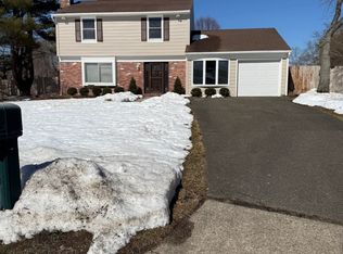 4 Chelsea Dr, Mount Sinai, NY 11766