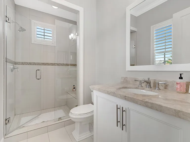 Full bath off offcie/bedroom