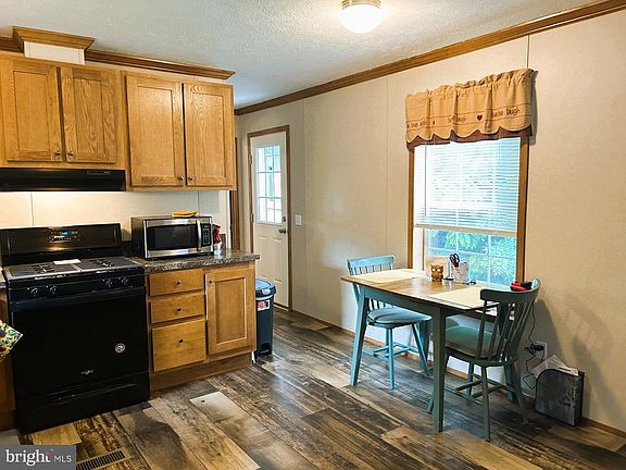 5th image of 9 Acorn Ln