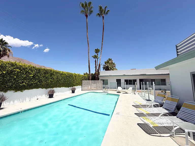 700 N Riverside Dr #2 — Photo 9