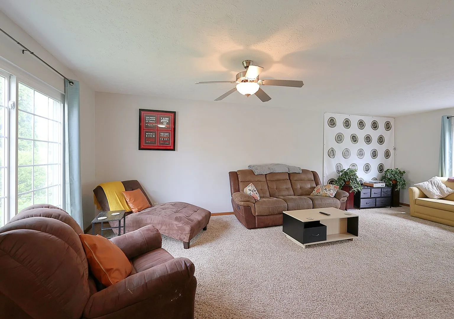 Spacious 4-Bedroom Home with Pond Views & Private Backyard — Photo 4