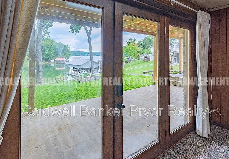 165 Lakeshore Ct — Photo 35