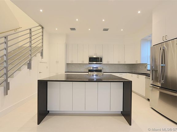 3rd image of 1620 SW 30th Ave #1620