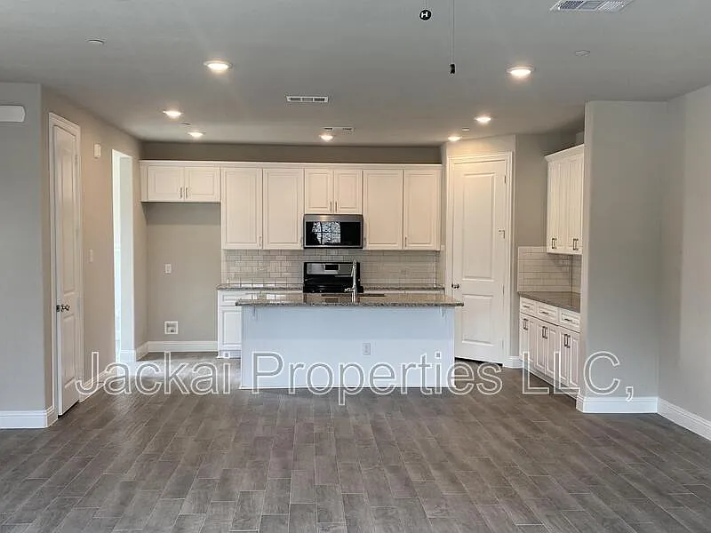 3 bed, 2.5 bath, 2100 sqft, $2,695 — Photo 4