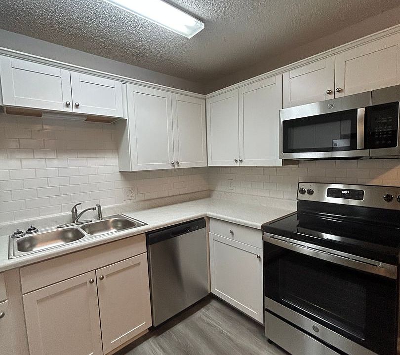 1st image of 28 Stoneybrook Ln #14