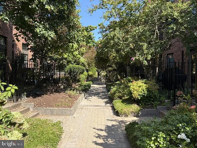 2 bed, 1.5 bath, 1340 sqft, $2,000 — Photo 2