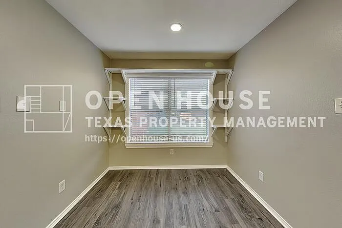 1005 Lake Bluff Dr — Photo 5