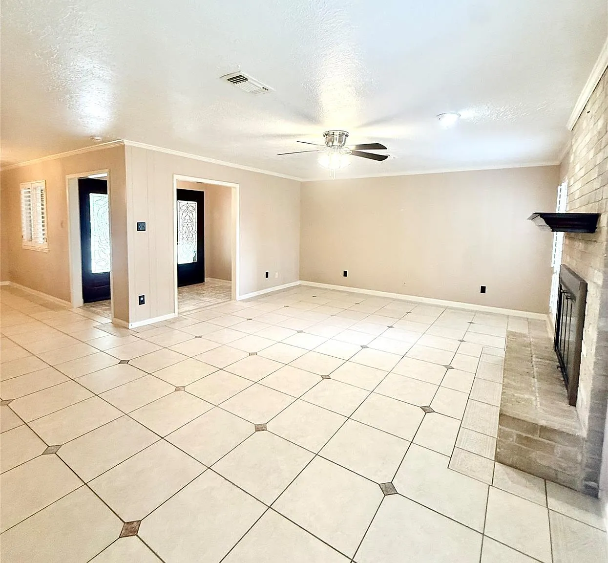 4 bed, 2.0 bath, 2124 sqft, $2,600 — Photo 2