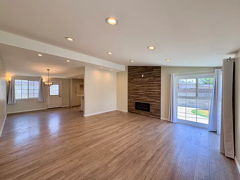 975 N Grammont Ave — Photo 5